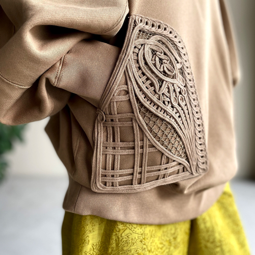 マメクロゴウチ】刺繍 フーディー 肩開き ドルマンスリーブ ピンク  